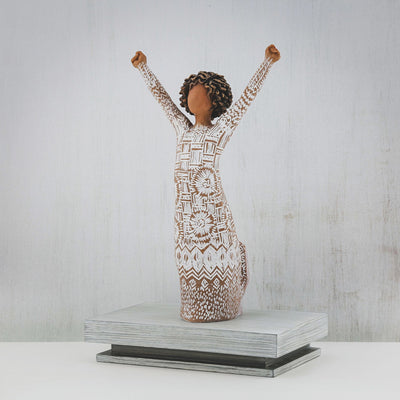 Figurine Joie Courageuse - Willow Tree - <i>Courage d'être vu, d'être entendu, d'être guéri</i>